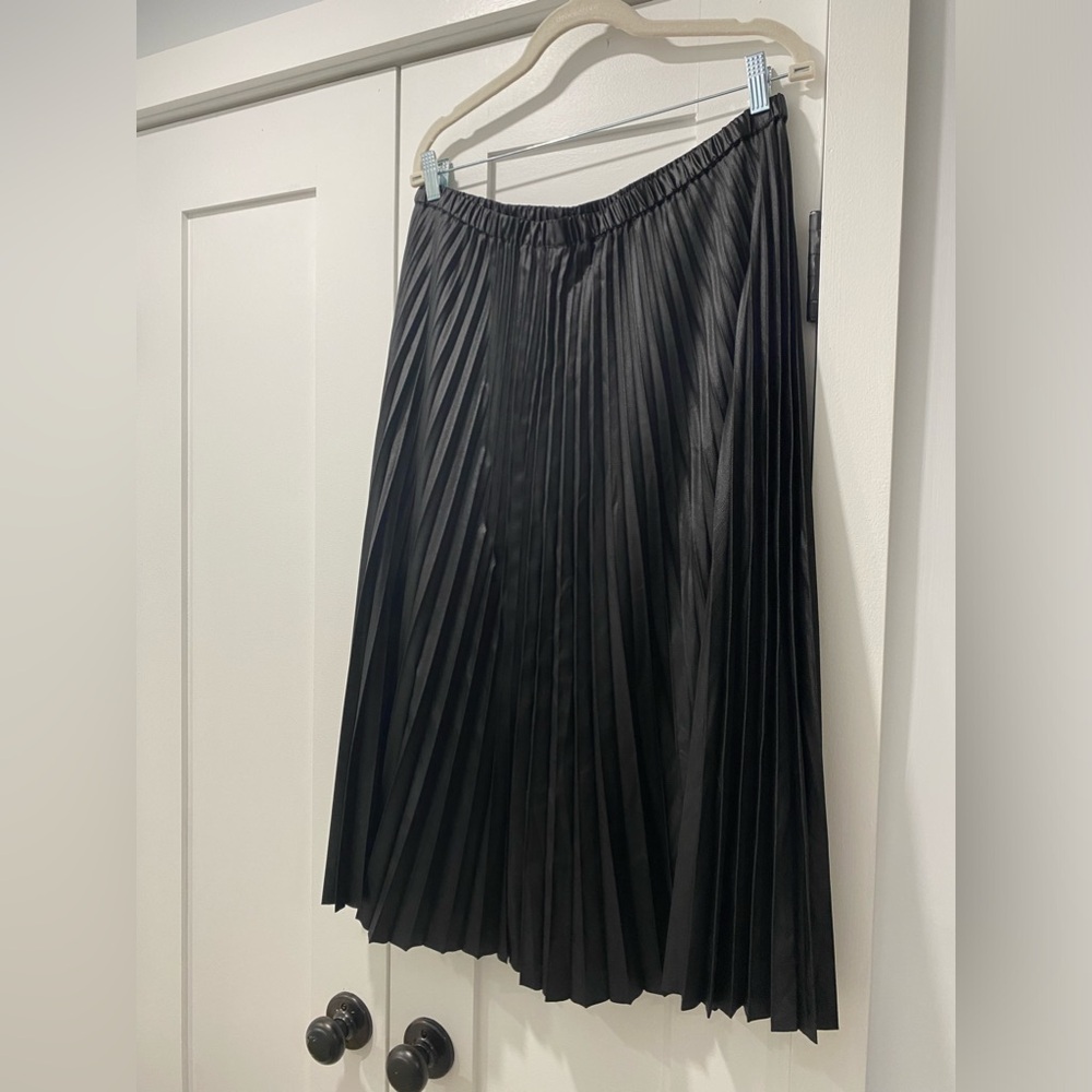 Banana Republic black satin pleated skirt